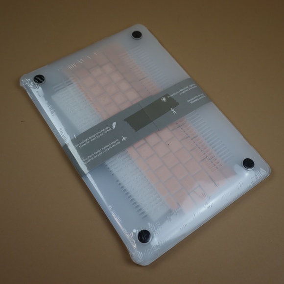 MacBook Air 13" Hard Case Cover with Keyboard Cover - Picture 3 of 4